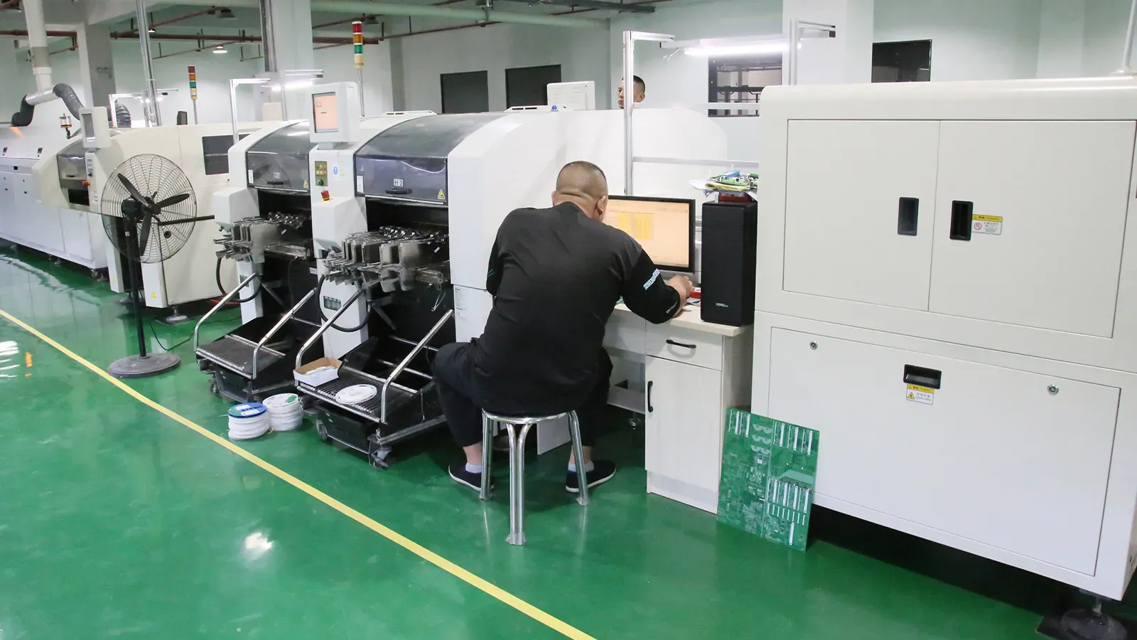 Intelligent warehousing and logistics center